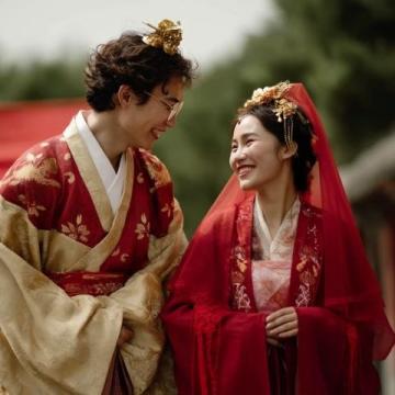 5月20日，孔子第76代孫公開消息，自己已在美國結婚，妻子厚唇大眼是大馬名媛
