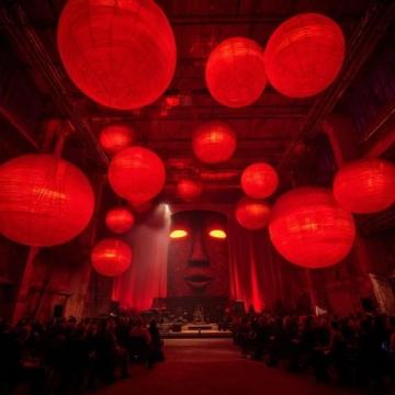春晚"的演出時(shí)間固定在農(nóng)歷新年前后的一個(gè)星期內(nèi)。