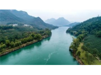 小東江，宛如一幅流動(dòng)的畫(huà)卷，鑲嵌在湘南山脈之間,江水清澈見(jiàn)底，兩岸青山如黛