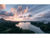 松滋縣有個小鎮邊緣臨大湖，大片水面映照著夕陽。