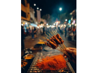 昨晚社會(huì)百態(tài)里"公婆深夜遛娃吃串"的視頻溫暖了無(wú)數(shù)人，老人抱著烤串笑說(shuō)"被媽媽發(fā)
