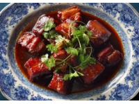 以下是一道原創改良版粉蒸肉食譜，以茶香解膩、果香增鮮為特色