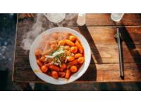 炒菜時摘下來的芹菜葉子大家不要再扔了，做蒸菜吃不僅能當(dāng)主食