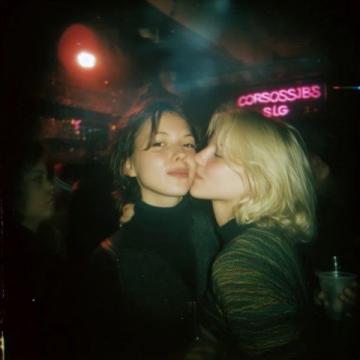 1990年除夕夜，唐國強的妻子洗完澡化完妝，穿上一身新衣