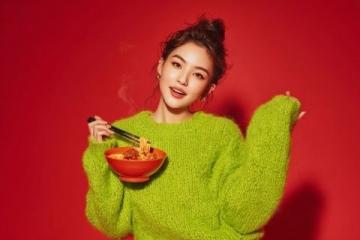 林允生日直播秀廚藝，中餐女神魅力綻放引期待！