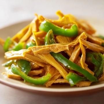 青椒肉絲,這道經(jīng)典的中式家常菜,以其色澤鮮艷、口感豐富而受到眾多食客的喜愛