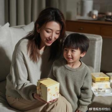 郝劭文妻子二胎生子,曬兒子吃雞腿照笑翻網友