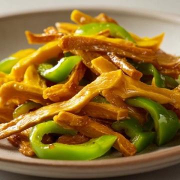 青椒肉絲,這道經(jīng)典的中式家常菜,以其色澤鮮艷、口感豐富而受到眾多食客的喜愛