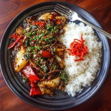 青椒肉絲,這道經(jīng)典的中式家常菜,以其色澤鮮艷、口感豐富而受到眾多食客的喜愛