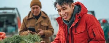 巴州區興文小學校園農場種蔬菜,校門口擺攤搞義賣