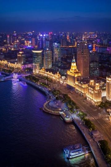 夜晚的汕頭:華僑公園海濱長廊燈火璀璨,人流不息