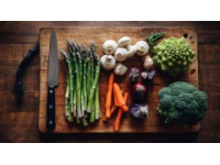 少食米飯，蔬菜水果肉來補充營養