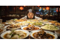 新疆人請客吃飯，飯桌上必備菜品是什么？