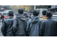 杭州街頭驚現生死救援！40余司機齊心協力抬車救外賣小哥