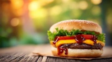 中西快餐文化對比：漢堡千變?nèi)f化，鍋包肉的傳統(tǒng)堅守