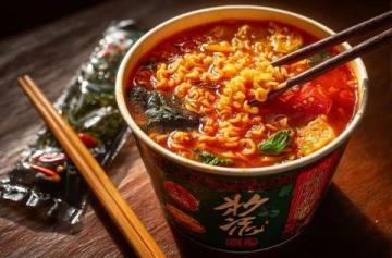 武漢熱干面日均消耗600噸，碳水之都的早餐江湖太瘋狂