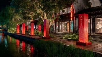 五一假期,寧夏中衛向陽街變成流動的河流,熱鬧的夜晚增添夢幻色彩。