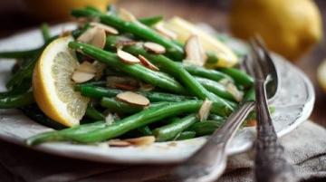 夏日家庭晚餐:清爽素炒豆角與韭菜炒雞蛋