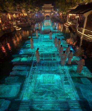 五一假期,寧夏中衛向陽街變成流動的河流,熱鬧的夜晚增添夢幻色彩。