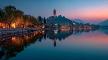 松滋縣有個小鎮邊緣臨大湖，大片水面映照著夕陽。