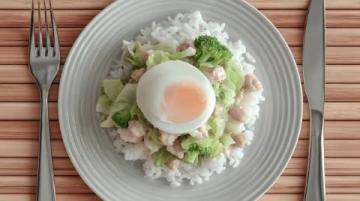 夏日家庭晚餐:清爽素炒豆角與韭菜炒雞蛋