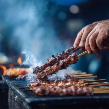 戶外燒烤盛宴,肉串、青椒、生菜,美味盡享!