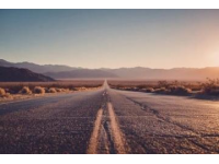 夢想之路，美學(xué)光影"——傳統(tǒng)與現(xiàn)代藝術(shù)融合展參觀指南