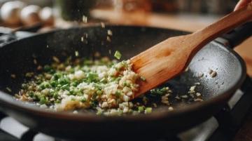 香濃家常菜譜臘肉炒萵筍做法詳解,美味增色佳肴輕松做