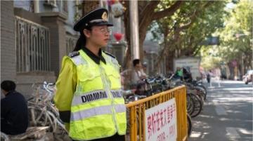 浙江暖心一幕:收費員為司機孩子遞熱水,溫暖人心