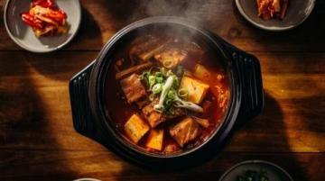 **貴州酸湯魚(yú)**是貴州最具代表性的傳統(tǒng)美食之一