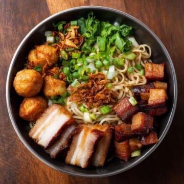 深秋大食堂午餐菜單:炸雞腿配肉絲面,溫暖又美味