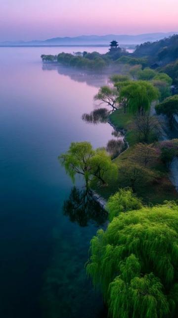 夕陽下的嘎日迪湖：如詩如畫的自然美景