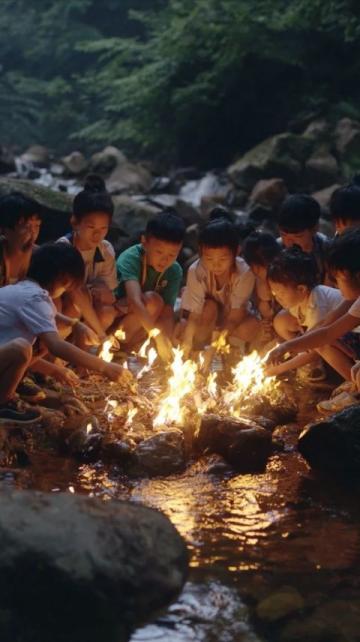 長安夜色中，炭爐烤得一片暖黃。