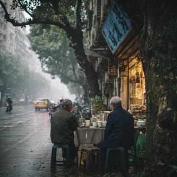 路過漢正街,在武漢的鬧市區還有這樣有年代感的老房子,鋁合金,防盜窗,花床單
