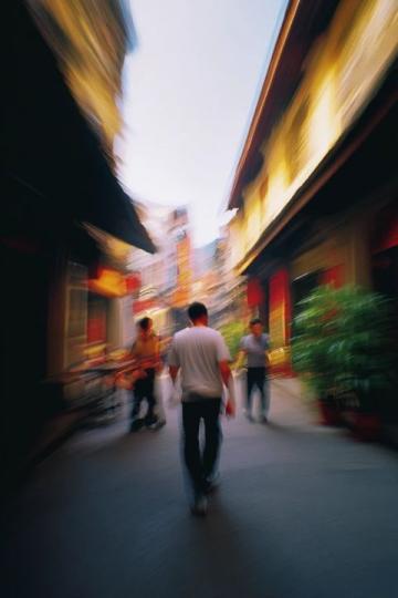 路過漢正街,在武漢的鬧市區還有這樣有年代感的老房子,鋁合金,防盜窗,花床單