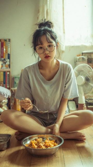 蠔烙:潮汕地區經典傳統小吃,以新鮮生蠔為主要食材,佐以薯粉、雞蛋煎制而成。