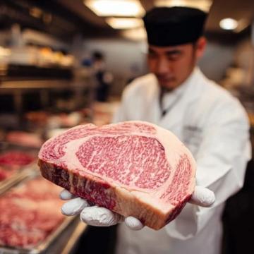 有朋友問(wèn)李佳琦15分鐘賣出的10000份的牛排是不是合成肉?質(zhì)量到底怎么樣?到底