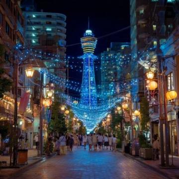 夜晚的汕頭:華僑公園海濱長廊燈火璀璨,人流不息