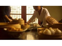 長安夜色中，炭爐烤得一片暖黃。