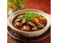 蠔烙：潮汕地區經典傳統小吃，以新鮮生蠔為主要食材，佐以薯粉、雞蛋煎制而成。