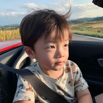 浙江暖心一幕:收費員為司機孩子遞熱水,溫暖人心