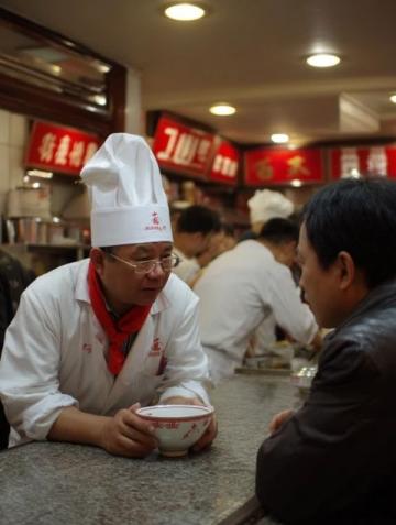 郭德綱獨(dú)享炸醬面大餐,品味傳統(tǒng)美食情韻