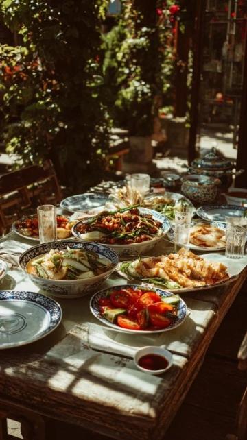 郭德綱獨(dú)享炸醬面大餐,品味傳統(tǒng)美食情韻