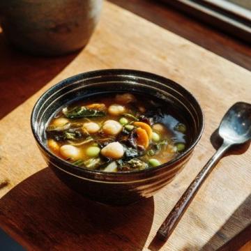 秋季滋補養(yǎng)生必備：山藥燉雞湯的做法與營養(yǎng)解析