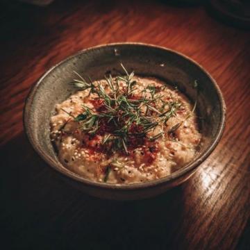 蠔烙:潮汕地區經典傳統小吃,以新鮮生蠔為主要食材,佐以薯粉、雞蛋煎制而成。