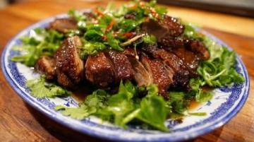 婆婆鹵的牛肉特別好吃，每年都會給我們做上幾十斤，但是她鹵牛肉時從來不讓我們看