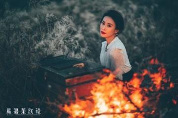 長安夜色中，炭爐烤得一片暖黃。