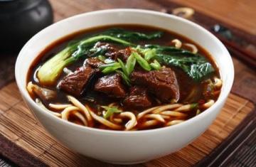 一家三口逛街吃完李先生牛肉面,時光倒流回到了從前