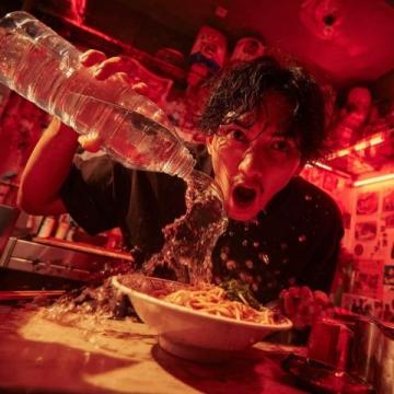 廣州房東收拾退租房間發現神秘小盆,與租客共飲驚喜白酒促和諧關系