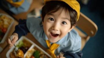 上海市小學(xué)生愛(ài)心寒托班開(kāi)班首日:萌娃學(xué)做傳統(tǒng)美食迎大寒
